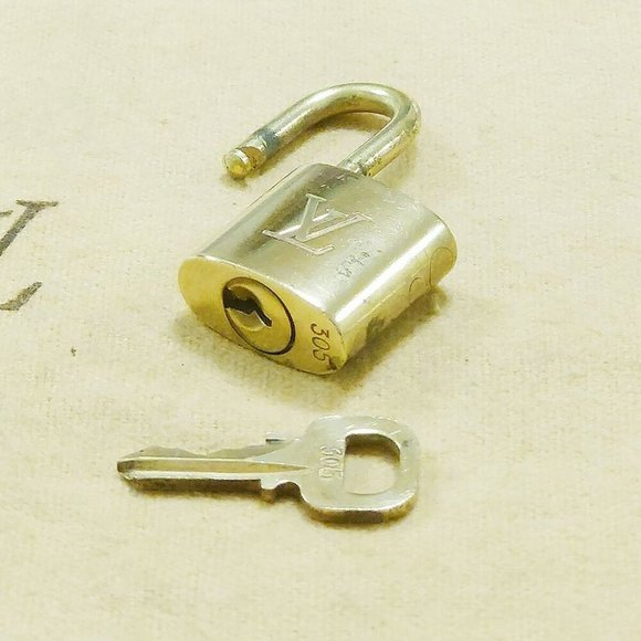 Authentic LOUIS VUITTON LV 10 SET PADLOCK KEY BAG CHARM CADENA GOLD PLATED - Picture 3 of 4